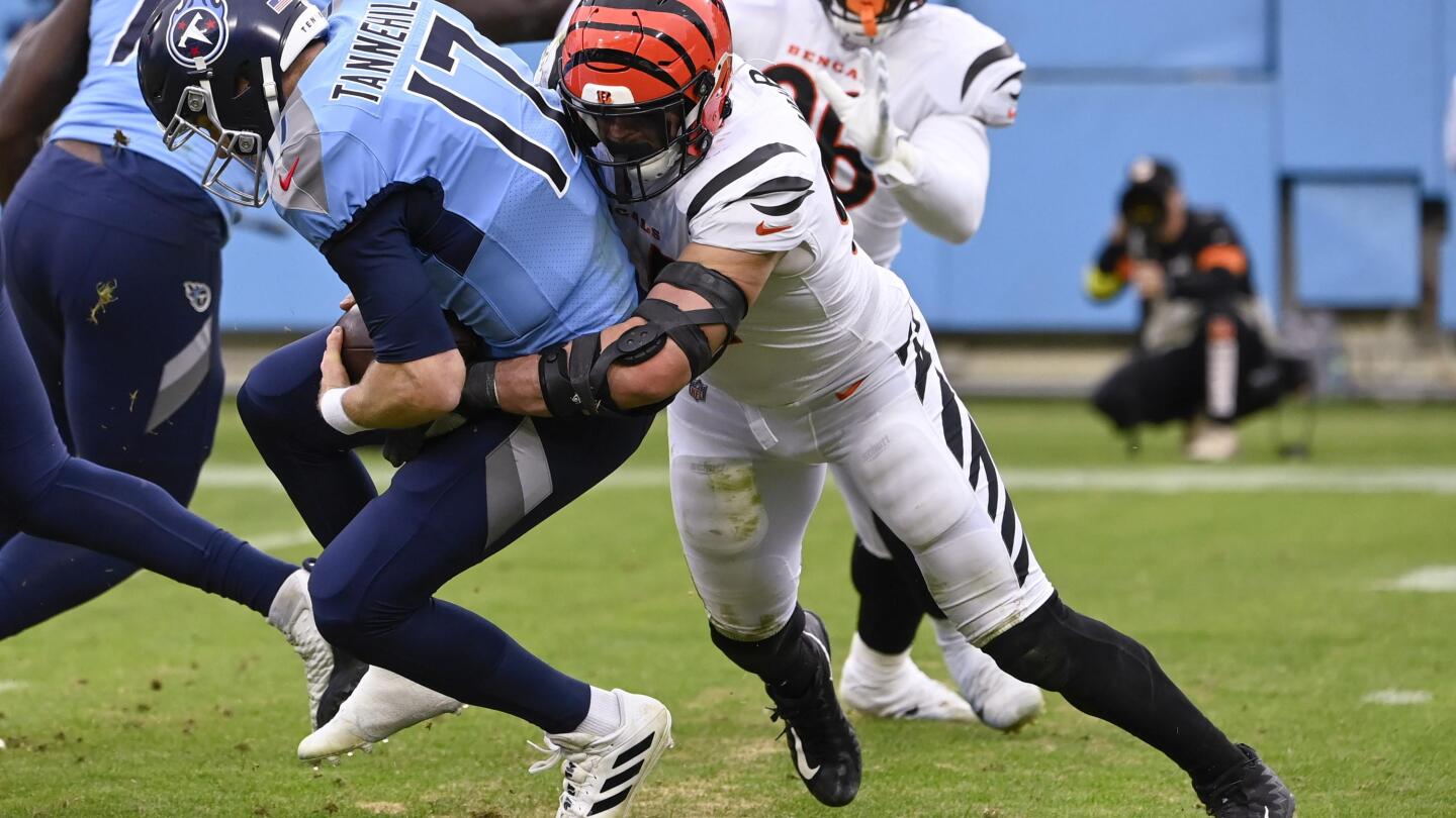 Tennessee Titans defensive tackle Denico Autry shows off