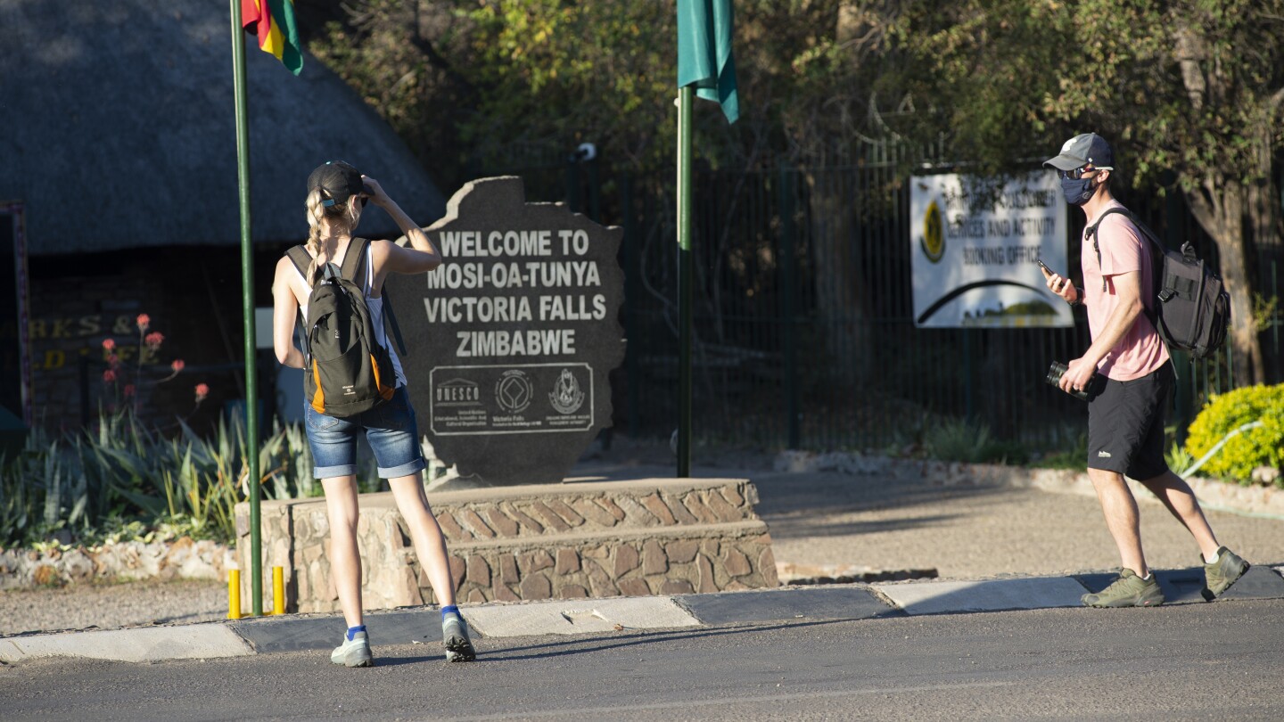 ХАРАРЕ, Зимбабве (AP) — Австралийски турист съобщи, че е изчезнал