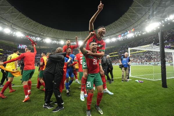 Los jugadores de Marruecos celebran tras la victoria sobre Portugal en los cuartos de final del Mundial en el estadio Al Thumama de Doha, Qatar, sábado 10 diciembre, 2022. (AP Foto/Martin Meissner)