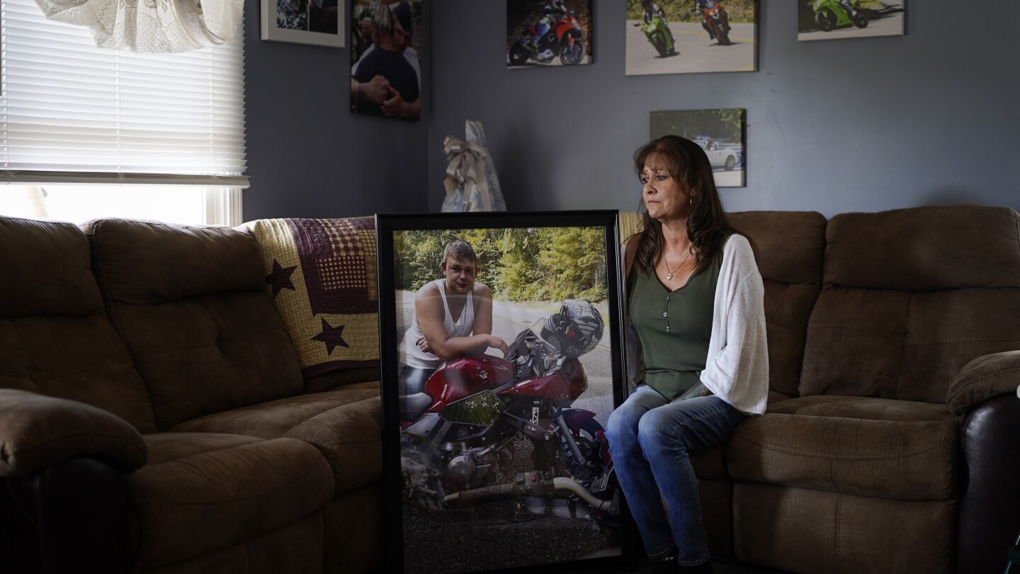 Години наред тя смяташе, че синът й е починал от свръхдоза. Полицейското видео промени всичко