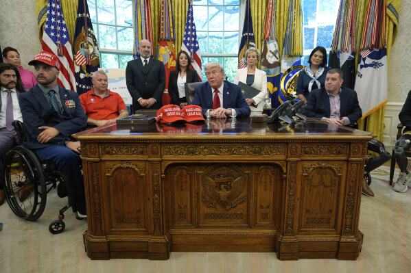 El presidente Donald Trump hablará con los periodistas después de firmar una orden ejecutiva en Washington el miércoles 23 de abril de 2025 en la Oficina Oval de la Casa Blanca. (AP Photo/Alex Brandon)