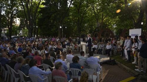 Nunez Feijoo, Kandidat der Volkspartei, spricht am Samstag, den 15. Juli 2023, während einer Wahlkampfveranstaltung in Pamplona, ​​Nordspanien, zu seinen Anhängern. Der konservative Kandidat der Volkspartei für die Parlamentswahlen am Sonntag ist außerhalb Spaniens weitgehend unbekannt, aber er war in diesem Jahrhundert bisher der solideste Regionalführer des Landes und hat noch nie eine Wahl verloren.  (AP Photo/Alvaro Barrientos)