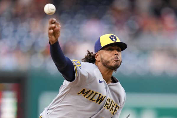 Brewers' Arcia saves game with incredible throw