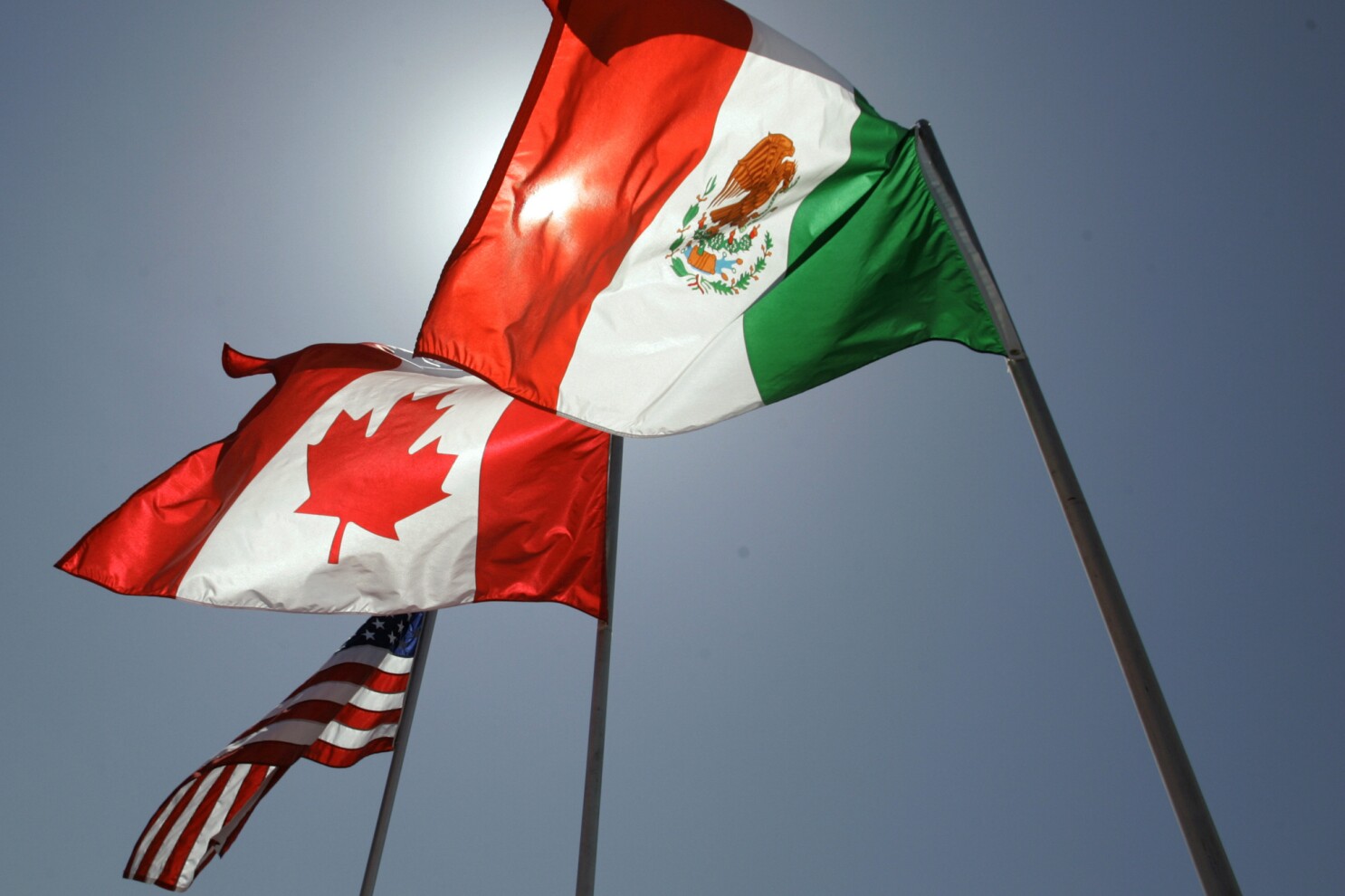 Trump impone aranceles a Canadá, México y China | AP News