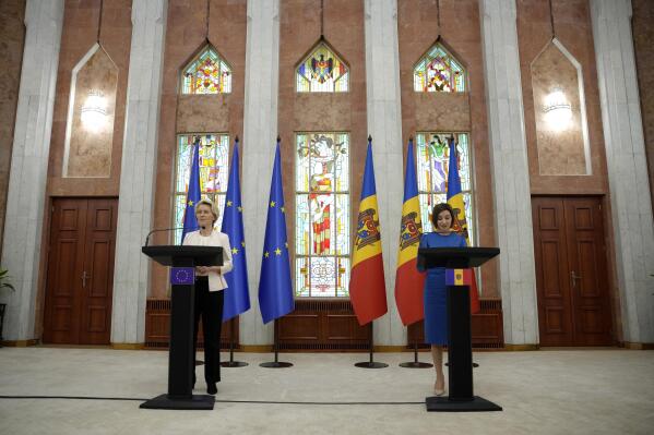 Moldova's President Maia Sandu, right, and European Commission President Ursula von der Leyen address a media conference in Chisinau, Moldova, prior to the European Political Community Summit, Wednesday, May 31, 2023. The meeting of the European Political Community will focus on peace and security, climate and energy. (AP Photo/Andreea Alexandru)