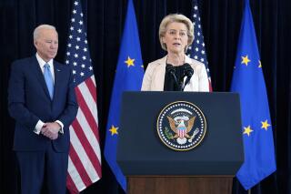 El presidente Joe Biden escucha a la presidenta de la Comisión Europea Ursula von der Leyen hablar sobre la invasión de Rusia en Ucrania en la Misión de Estados Unidos en Bruselas, el viernes 25 de marzo de 2022. (AP Foto/Evan Vucci)