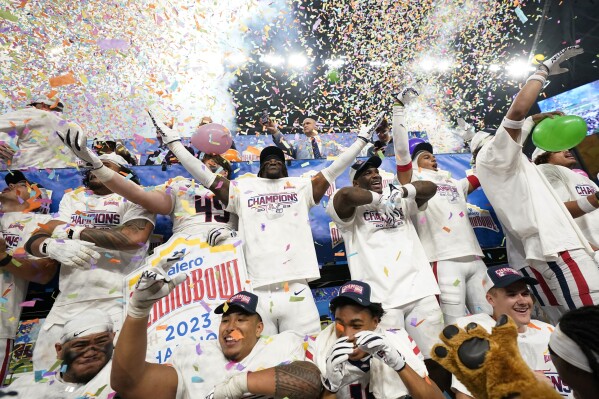 Arizona players celebrate their win over Oklahoma in the Alamo Bowl NCAA college football game in San Antonio, Thursday, Dec. 28, 2023. (AP Photo/Eric Gay)