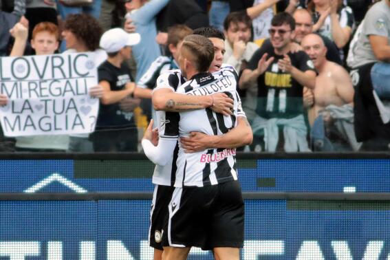 Udinese's Nehuen Perez is embraced by teammate Gerard Deulofeu after scoring his side's second goal during the Italian Serie A soccer match between Udinese and Atalanta at the Friuli Stadium in Udine, Italy, Saturday, Oct. 9, 2022.  (Andrea Bressanutti/LaPresse via AP)