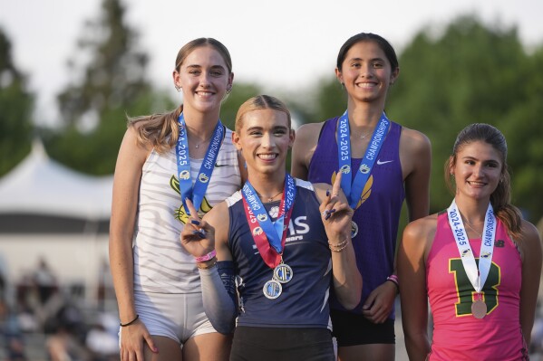 El centro AB Hernández fue una ceremonia de medalla de salto en el Campeonato de Atletismo de la Escuela Secundaria de California celebrada en Clovis, California, 31 de mayo de 2025. (AP Photo/Jae C. Hong)