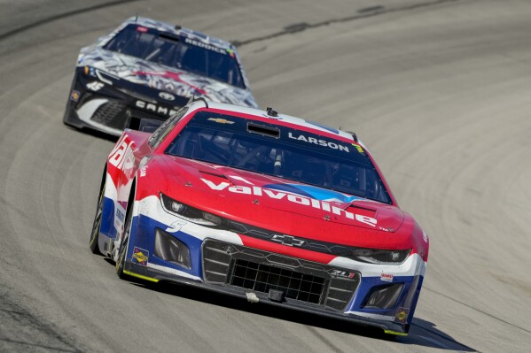 Kyle Larson, front, leads the pack with Tyler Reddick in pursuit while coming out of Turn 4 during a NASCAR Cup Series auto race at Texas Motor Speedway in Fort Worth, Texas, Sunday, May 4, 2025. (AP Photo/Larry Papke)