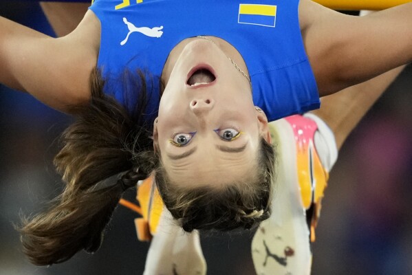 Yaroslava Mahuchikh, dari Ukraina, mencoba kualifikasi lompat tinggi putri Kejuaraan Atletik Eropa di Roma, Jumat, 7 Juni 2024. (AP Photo/Andrew Medichini)
