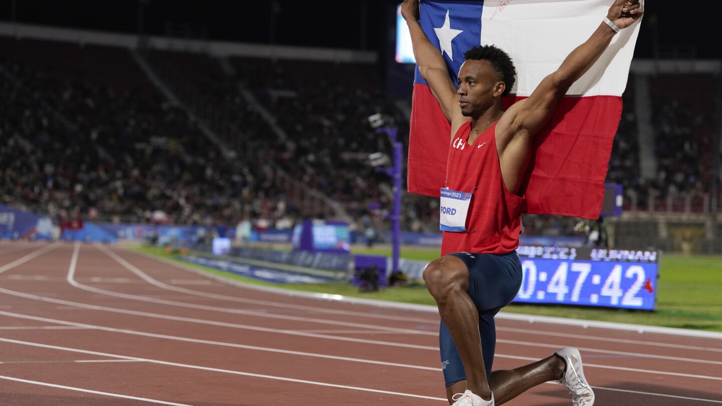 El decatleta cubano-chileno Ford abraza a su nueva nación tras su medalla de oro en los Juegos Panamericanos