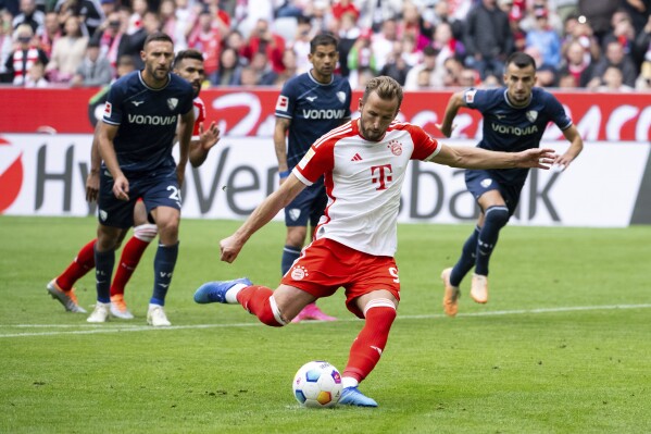 Harry Kane del Bayern Munich anota el quint gol con un penal en la goleada de su equipo ante el Bochum en la Bundesliga en l Allianz Arena el sábado 23 de septiembre del 2023. (Sven Hoppe/dpa via AP)
