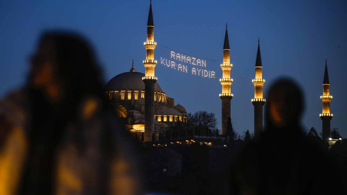 Турски майстор поддържа силуета на Истанбул осветен по време на Рамадан в продължение на десетилетия. Той може да е последният