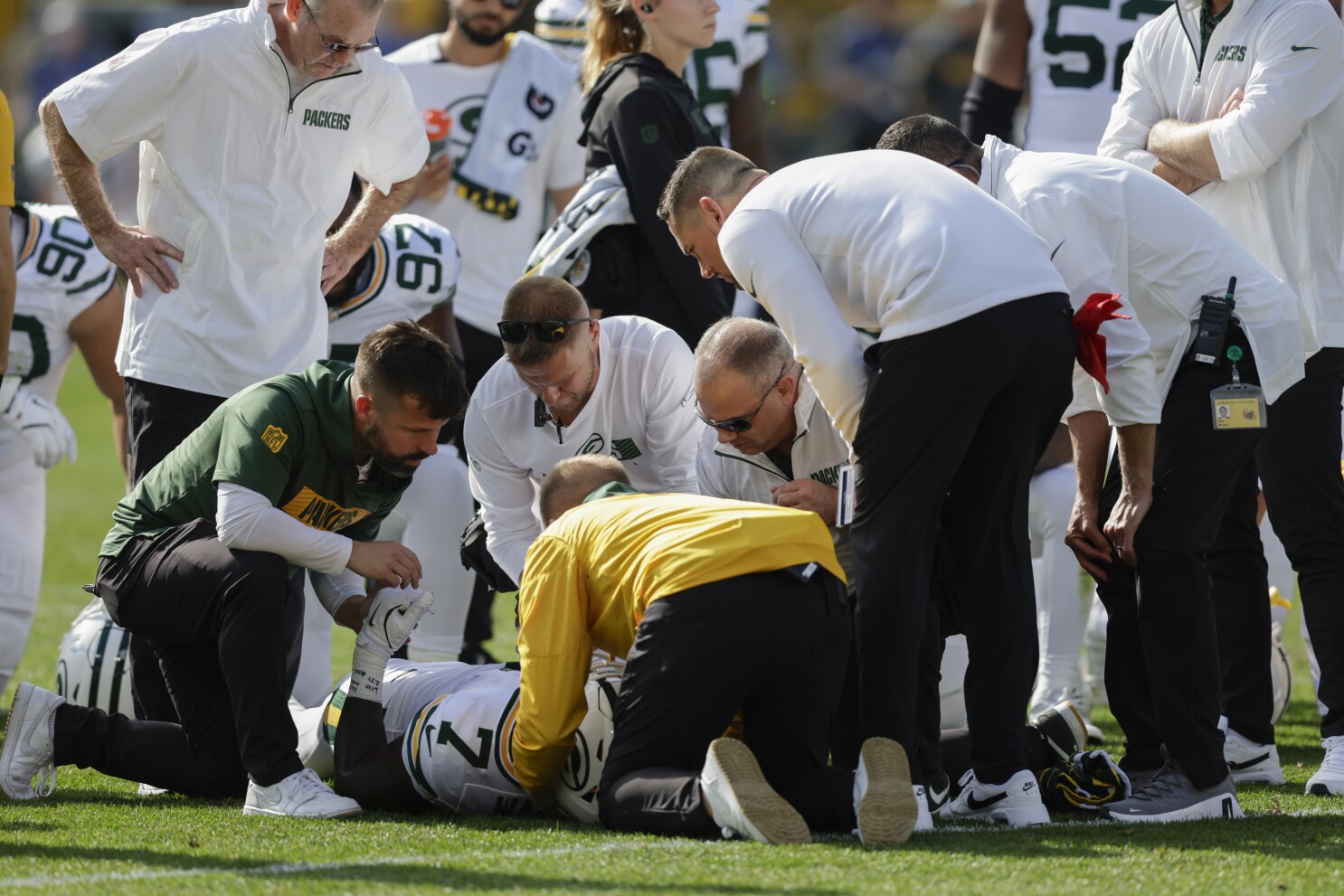 Packers LB Quay Walker leaves game to get evaluated for concussion | AP News