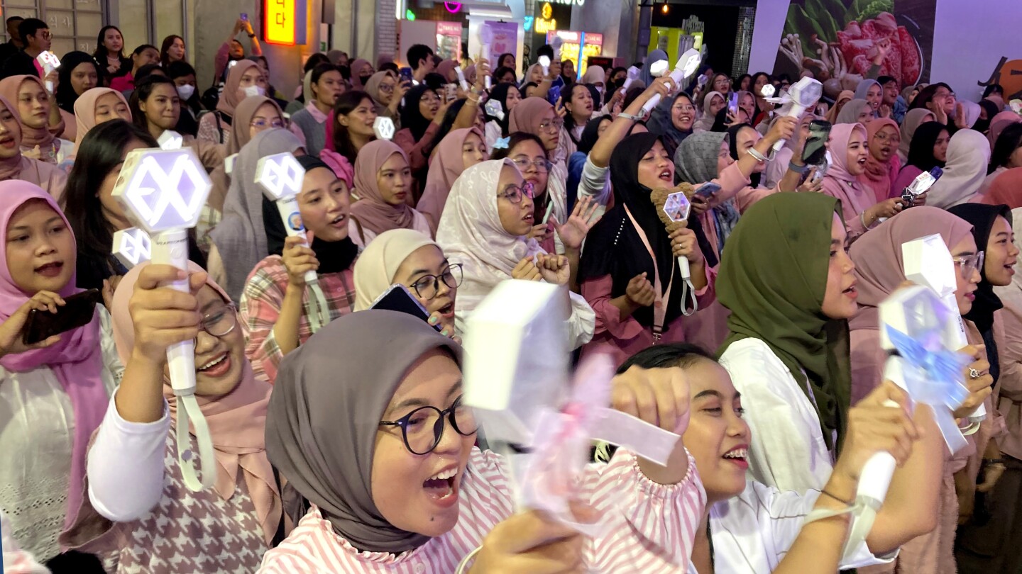 Кандидатите за президент на Индонезия се опитват социалните медии, K-pop да спечелят млади избиратели. Ще проработи ли?
