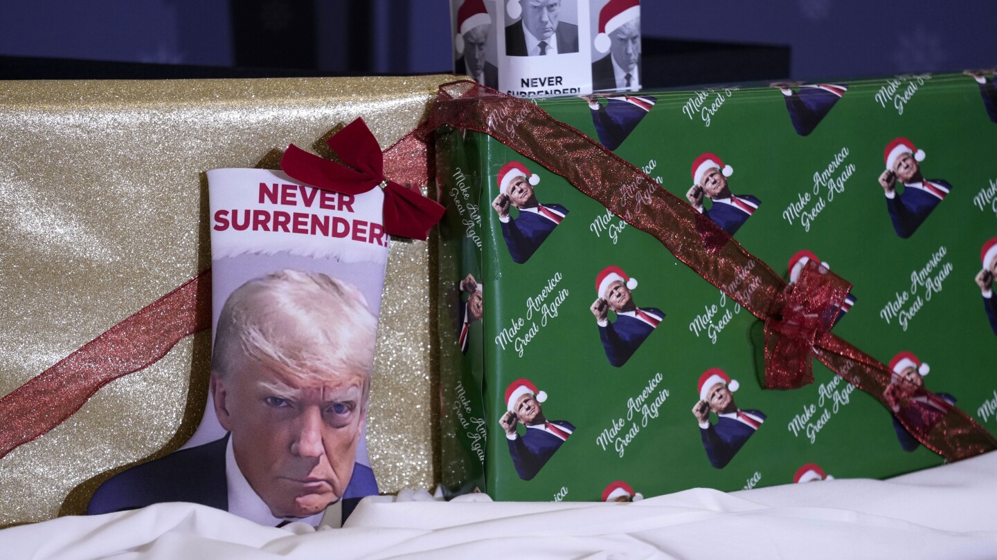Нуждаете се от подаръци в последния момент? Кандидатите за президент предлагат орнаменти, опаковки за подаръци – и стоки за чаши на Тръмп