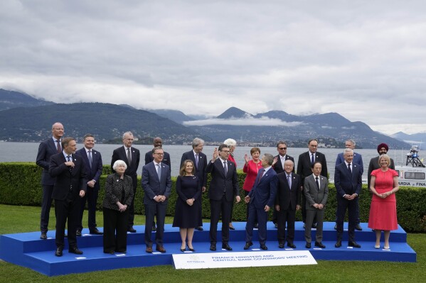 Ministros de finanzas y gobernadores de bancos centrales posan para la foto grupal en la reunión de ministros de finanzas del G7 en Stresa, en el norte de Italia, el viernes 24 de mayo de 2024. (AP Photo/Antonio Calanni)