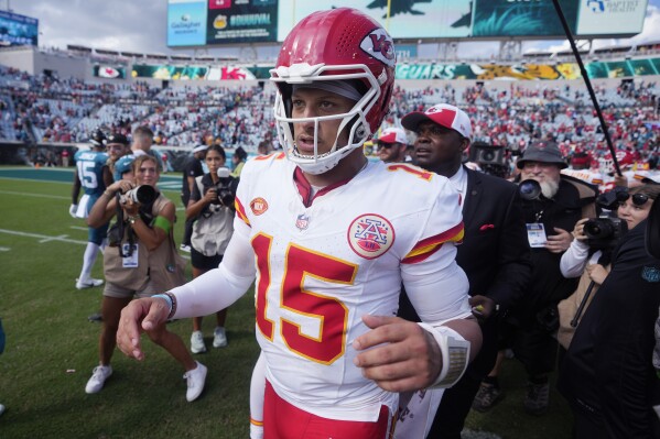 Chiefs, Mahomes agree to restructured deal to include big pay raise, AP  source says