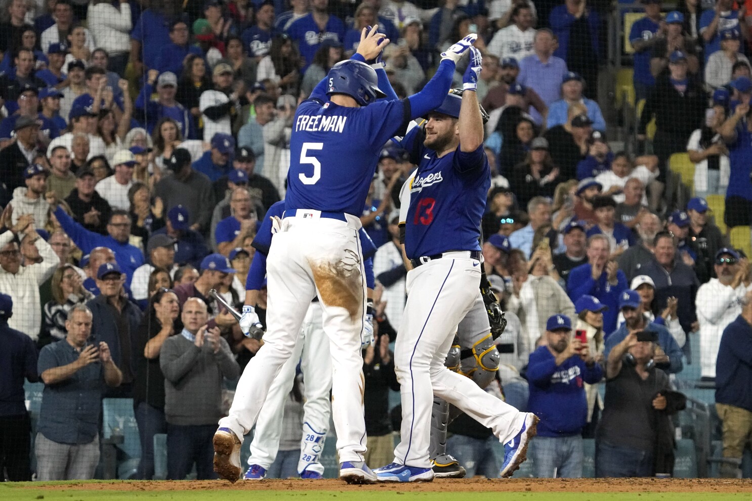 Dodgers beat Pirates 2-1 on HRs by McKinney and Muncy