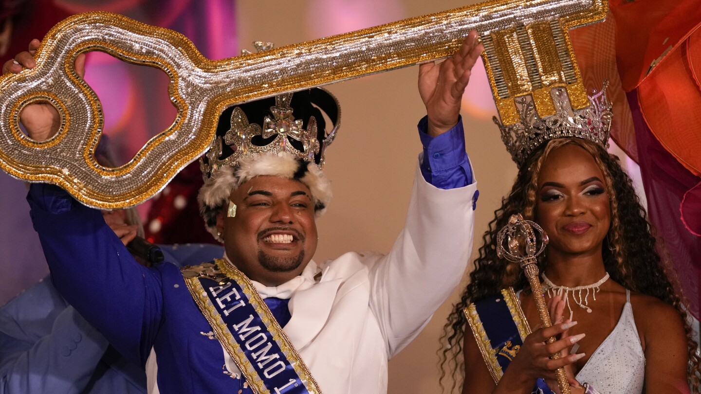 Без значение бъркотията, карнавалът започва в Рио де Жанейро с коронацията на крал Момо