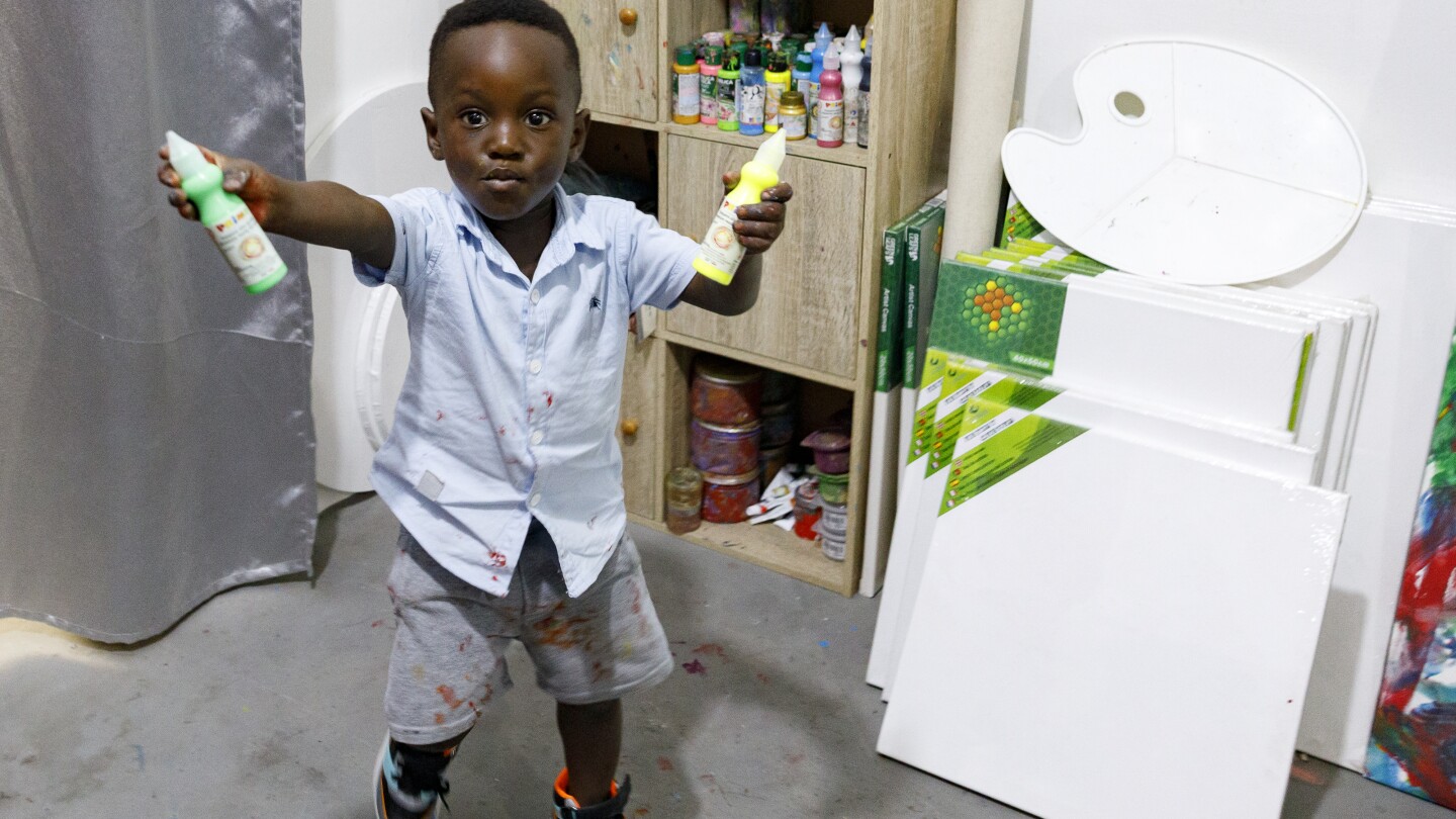 Малко дете от Гана поставя световен рекорд като най-млад мъж артист. Майка му казва, че той просто обожава цветовете