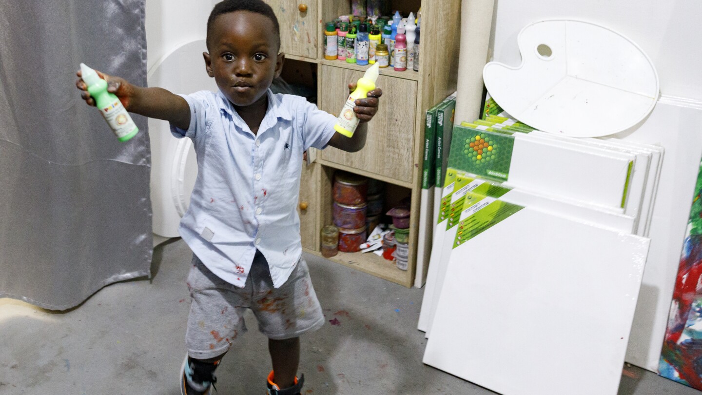 Un niño ghanés establece un récord mundial como el artista masculino más joven.  Su madre dice que le encantan los colores.