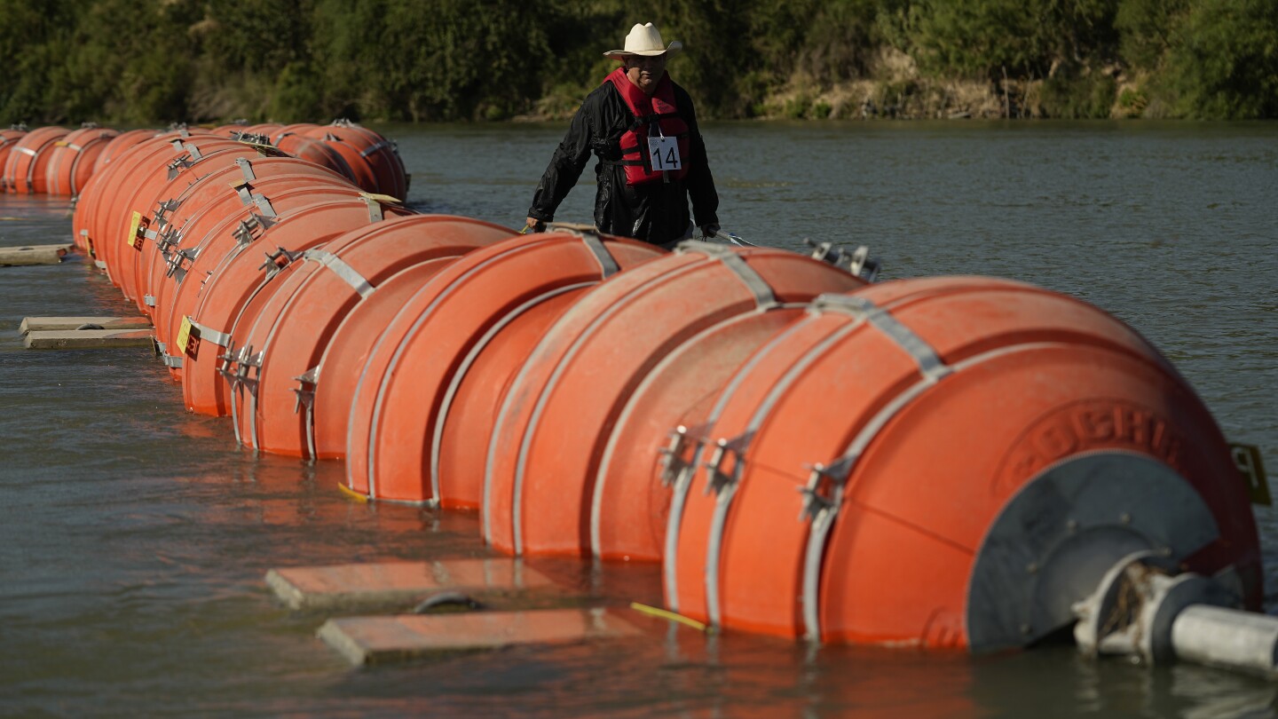 Le Texas doit déménager une grande barrière flottante sur le fleuve qui sépare les États-Unis et le Mexique, selon un juge fédéral