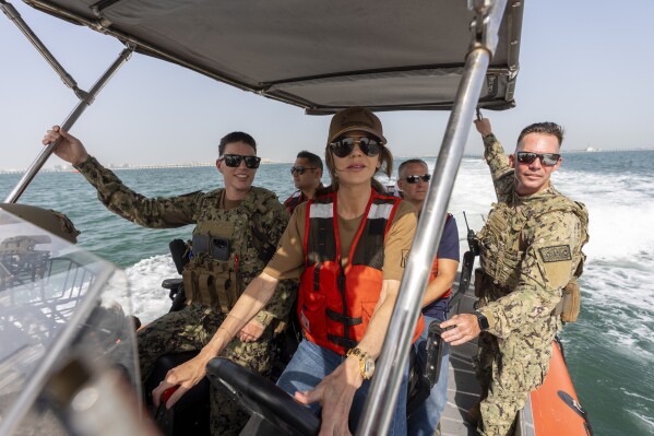 کریستی نوم ، وزیر امنیت میهن ، مرکز ، خلبانان An Horizon Small Boat ، Mark 4 ، در فعالیت پشتیبانی نیروی دریایی ، ماناما ، بحرین ، یکشنبه ، 25 مه 2025. (عکس AP/الکس براندون ، استخر)