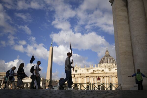 Group of faithful arrive at St. Peter's Square at the Vatican where 133 cardinals gather on the second day of the conclave to elect successor of late Pope Francis, Thursday, May 8, 2025. (AP Photo/Francisco Seco)