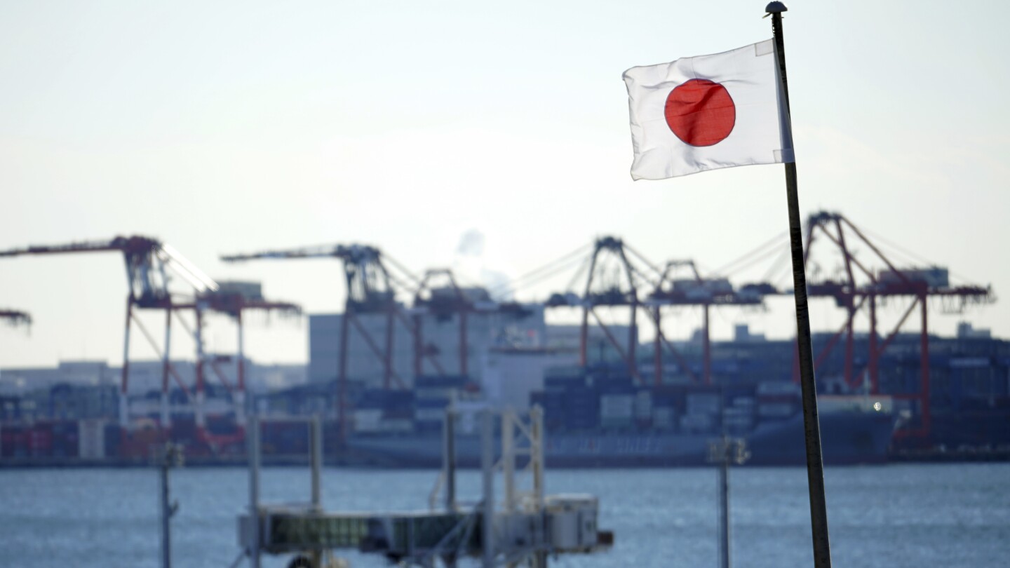 ТОКИО (AP) — Търговският дефицит на Япония през април нарасна