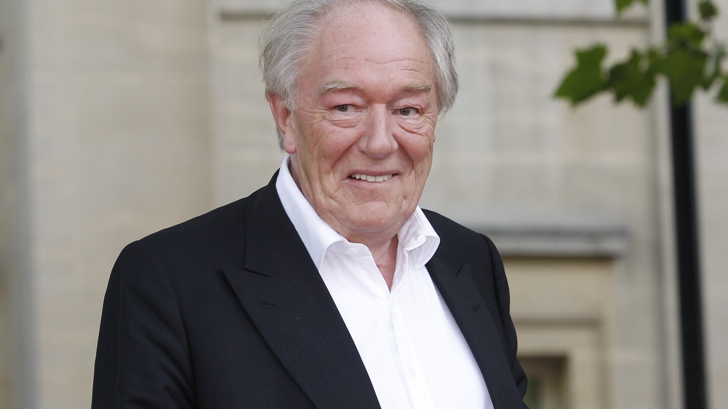 Michael Gambon, veteran actor who played Dumbledore in ‘Harry Potter’ films, dies at age 82-ZoomTech News