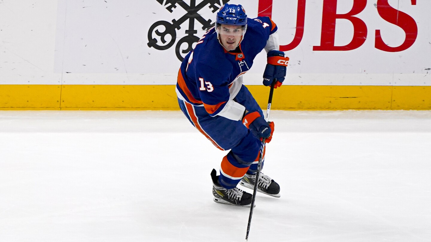 Късен гол на Холмстрьом от играч на ръка издига Islanders до победа с 4-3 над Ducks