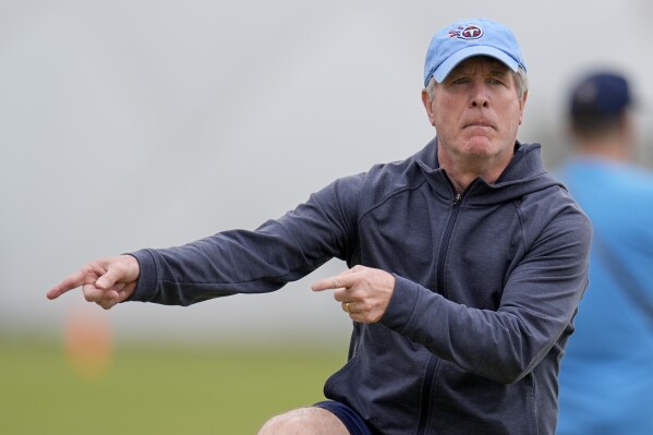 Tennessee Titans offensive line coach Bill Callahan gives a signal to a player during an NFL rookie minicamp football practice Friday, May 10, 2024, in Nashville, Tenn. (AP Photo/George Walker IV)