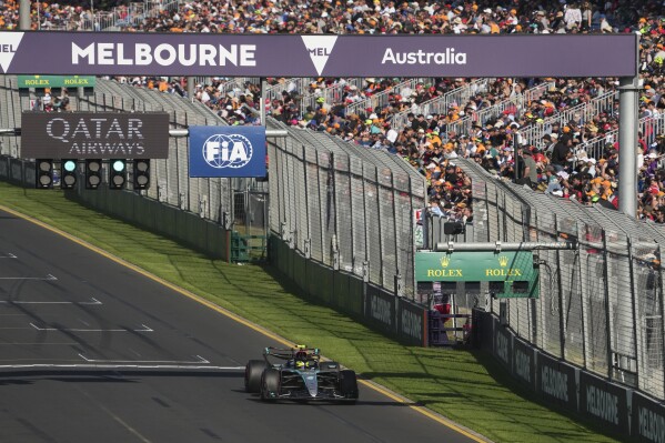 2024年3月22日，星期五，在澳大利亚墨尔本阿尔伯特公园举行的澳大利亚一级方程式大奖赛第二次练习赛上，英国的梅赛德斯车手刘易斯·汉密尔顿驾驶着他的汽车。（美联社照片/Scott Barbour）