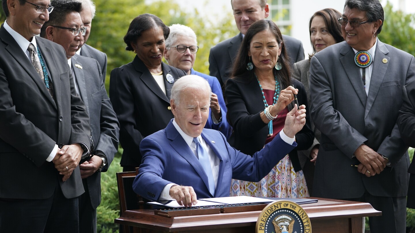 Trump reverte a proclamação do Dia de Colombo de Biden
 #ÚltimasNotícias