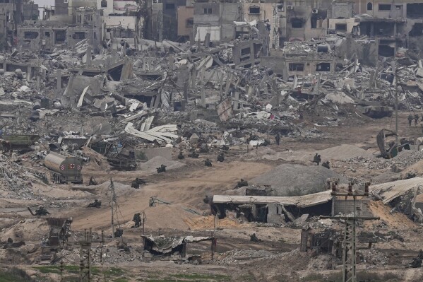 2023年12月21日木曜日、イスラエル南部から見たガザ地区に陣取るイスラエル軍。10月7日のハマスのイスラエル攻撃に端を発した戦争で、軍はガザ全域でパレスチナ武装勢力と戦っている。  (AP写真/オハド・ズヴェーゲンバーグ)