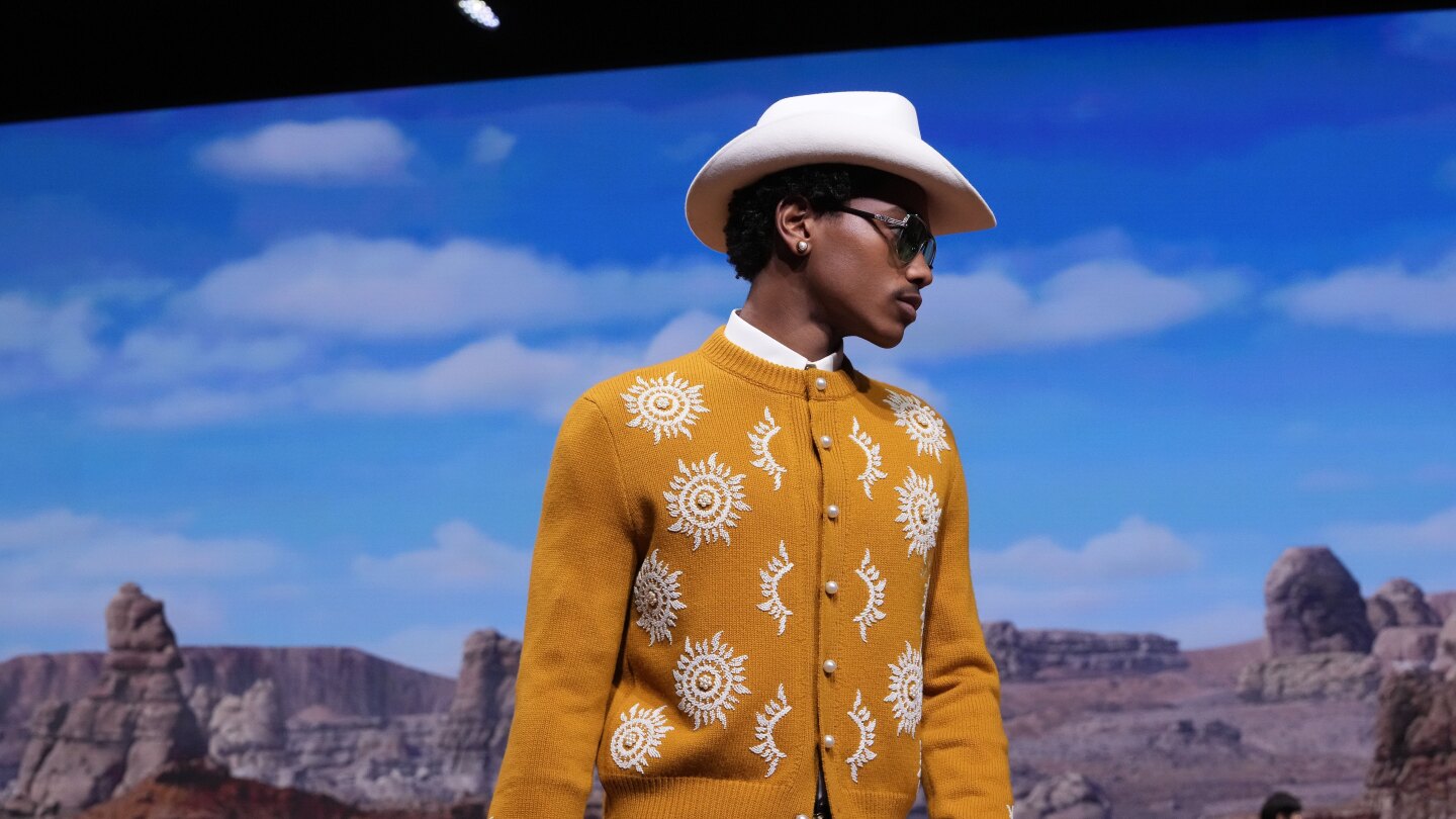 Koleksi kedua Pharrell Williams untuk Louis Vuitton menampilkan semangat Amerika dan penduduk asli Amerika