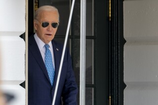 El presidente Joe Biden camina hacia el helicóptero presidencial en el jardín de la Casa Blanca para un vuelo breve a la Base Aérea Andrews y de ahí a Florida para participar de actos electorales, 30 de enero de 2024. (AP Foto/Andrew Harnik)