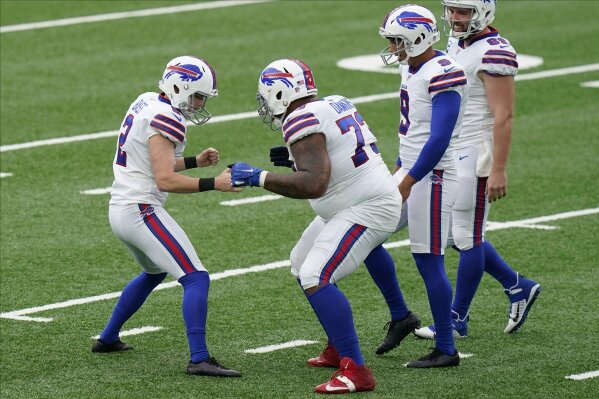 Buffalo Bills kicker Steve Christie, left, and quarterback Frank