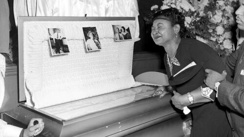 ARCHIVO - Mamie Till Mobley llora en el funeral de su hijo el 6 de septiembre de 1955 en Chicago.  La madre de Emmett Till insistió en que el cuerpo de su hijo se exhibiera en un ataúd abierto, lo que obligó a la nación a ver la brutalidad dirigida a los negros en el sur en ese momento.  Se espera que el presidente Joe Biden promulgue la legislación que convertiría el linchamiento en un delito de odio federal en los EE. UU.  La Ley contra los linchamientos de Emmett Till tardó años en elaborarse.  (Chicago Sun-Times vía AP, Archivo)