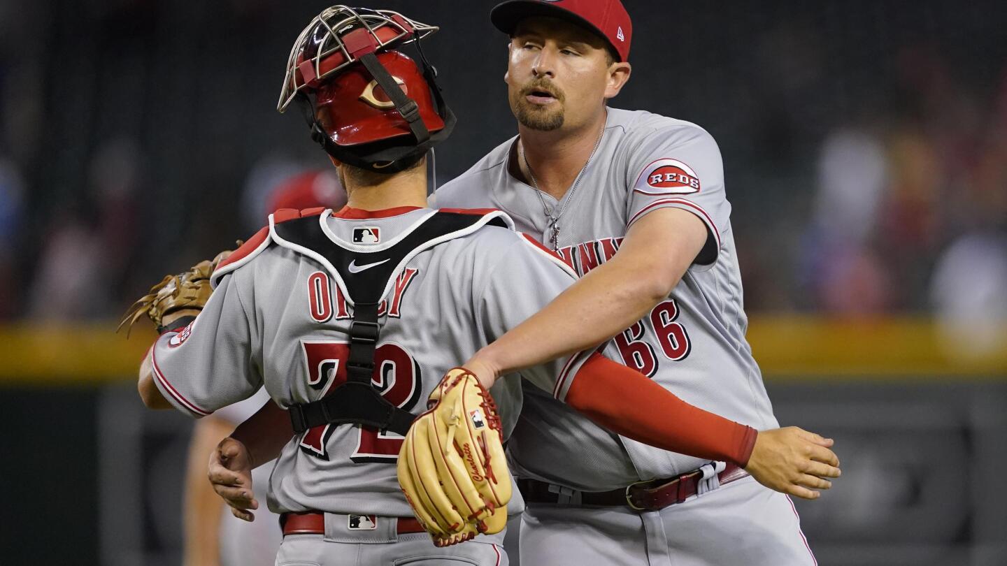 Diamondbacks finally get hits, beat Reds 5-3