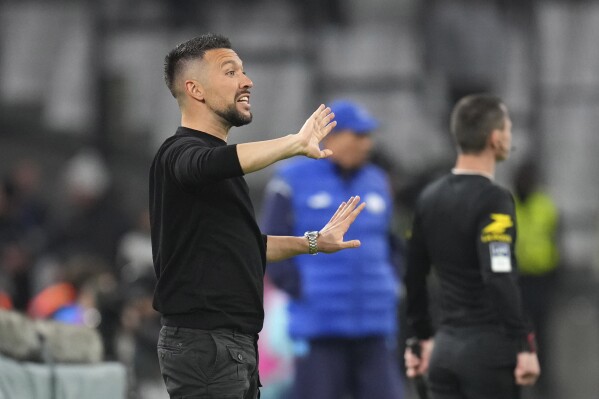Nice's head coach Francesco Farioli gives instructions from the side line during the French League One soccer match between Olympique de Marseille and Nice at the Velodrome stadium in Marseille, south of France, Wednesday, April 24, 2024. (AP Photo/Daniel Cole)