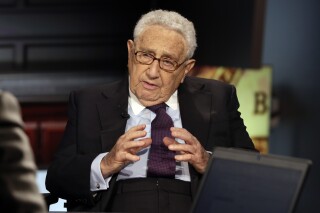 El ex secretario de Estado de Estados Unidos Henry Kissinger en una entrevista con Neil Cavuto para el programa "Cavuto Coast to Coast" en Fox Business Network, el 5 de junio de 2015, en Nueva York. (AP Foto/Richard Drew, Archivo)