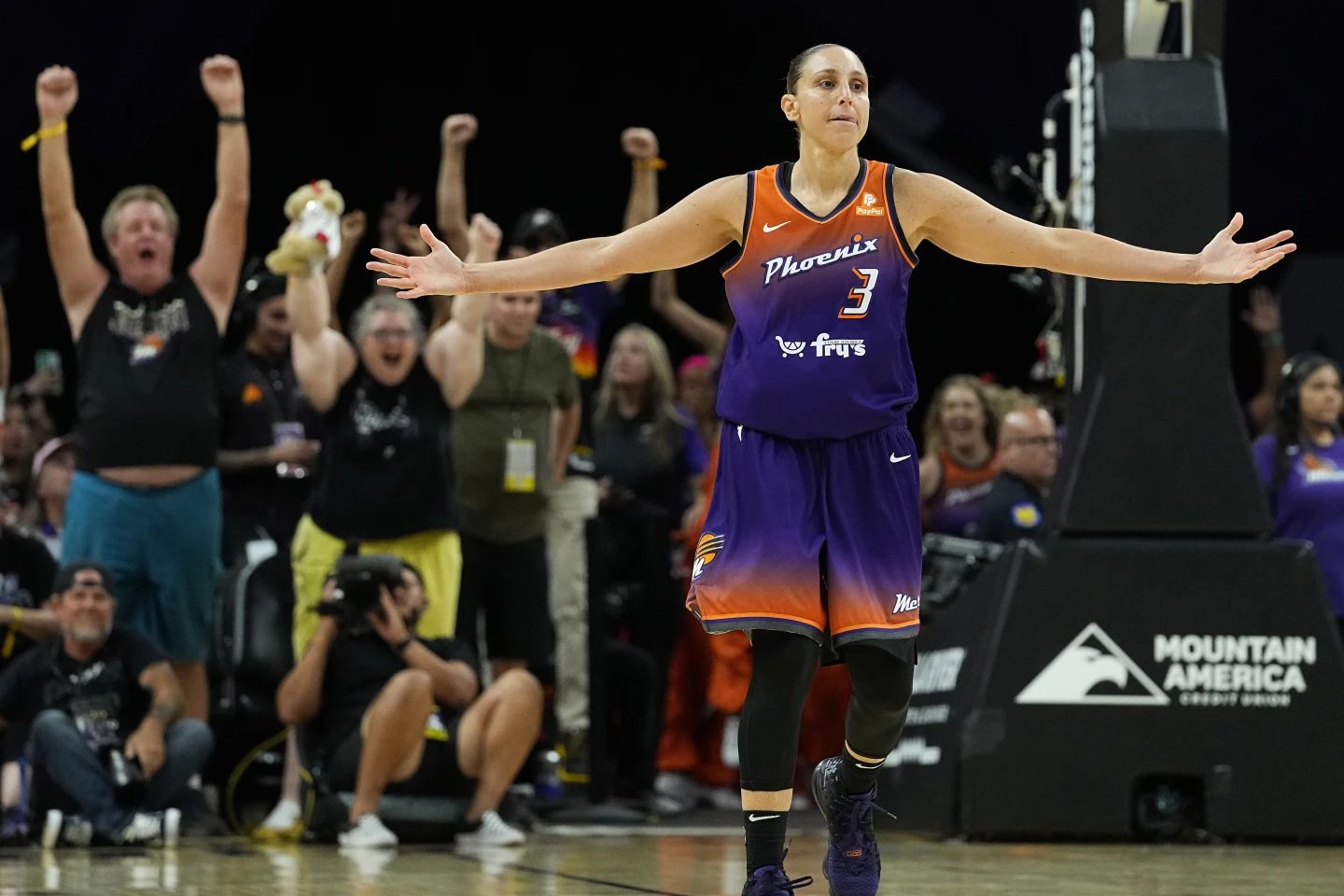 戴安娜·陶拉西成为第一位达到10000分的 WNBA 球员