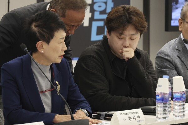 Park Dan, head of an emergency committee at the Korean Intern Resident Association, center right, is seen during a meeting at the Korean Medical Association in Seoul, South Korea, March 31, 2024. South Korea’s president Yoon Suk Yeol met the leader of thousands of striking junior doctors on Thursday, April 4, 2024, and promised to respect their position during future talks over his contentious push to sharply increase medical school admissions. The meeting between President Yoon Suk Yeol and Park Dan, head of an emergency committee for the Korea Intern Resident Association, was the first of its kind since more than 90% of the country’s 13,000 trainee doctors walked off the job in February, disrupting hospital operations. (Choi Jae-gu/Yonhap via AP)
