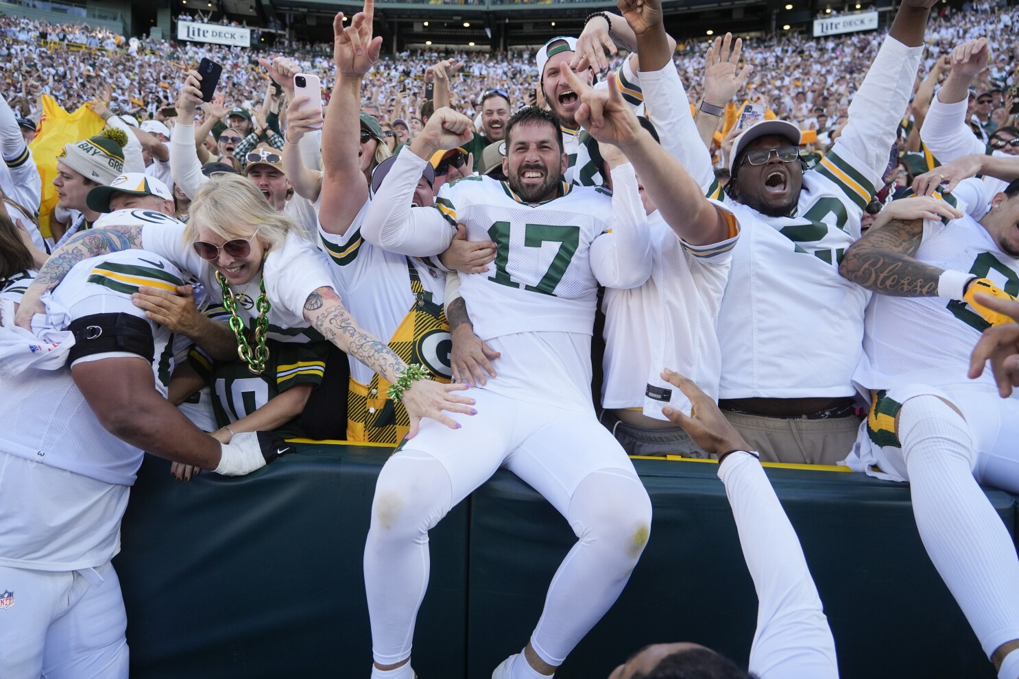 Brandon McManus' field goal on the final play gives Packers a 24-22 victory  over Texans | AP News