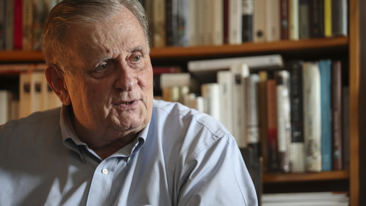 Едмънд Уайт, новаторски гей автор, умира на 85 