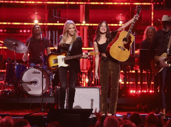 Sheryl Crow, balra, Olivia Rodrigoval lép fel a Rock and Roll Hall of Fame beiktatási ceremóniáján 2023. november 3-án, pénteken a New York-i Barclays Centerben.  (Fotó: Andy Krupa/Invision/AP)
