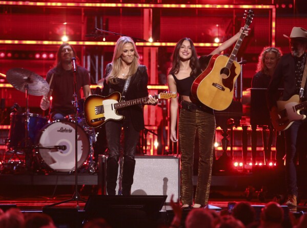 Sheryl Crow (links) tritt mit Olivia Rodrigo während der Einführungszeremonie der Rock and Roll Hall of Fame am Freitag, den 3. November 2023, im Barclays Center in New York auf.  (Foto von Andy Krupa/Invision/AP)